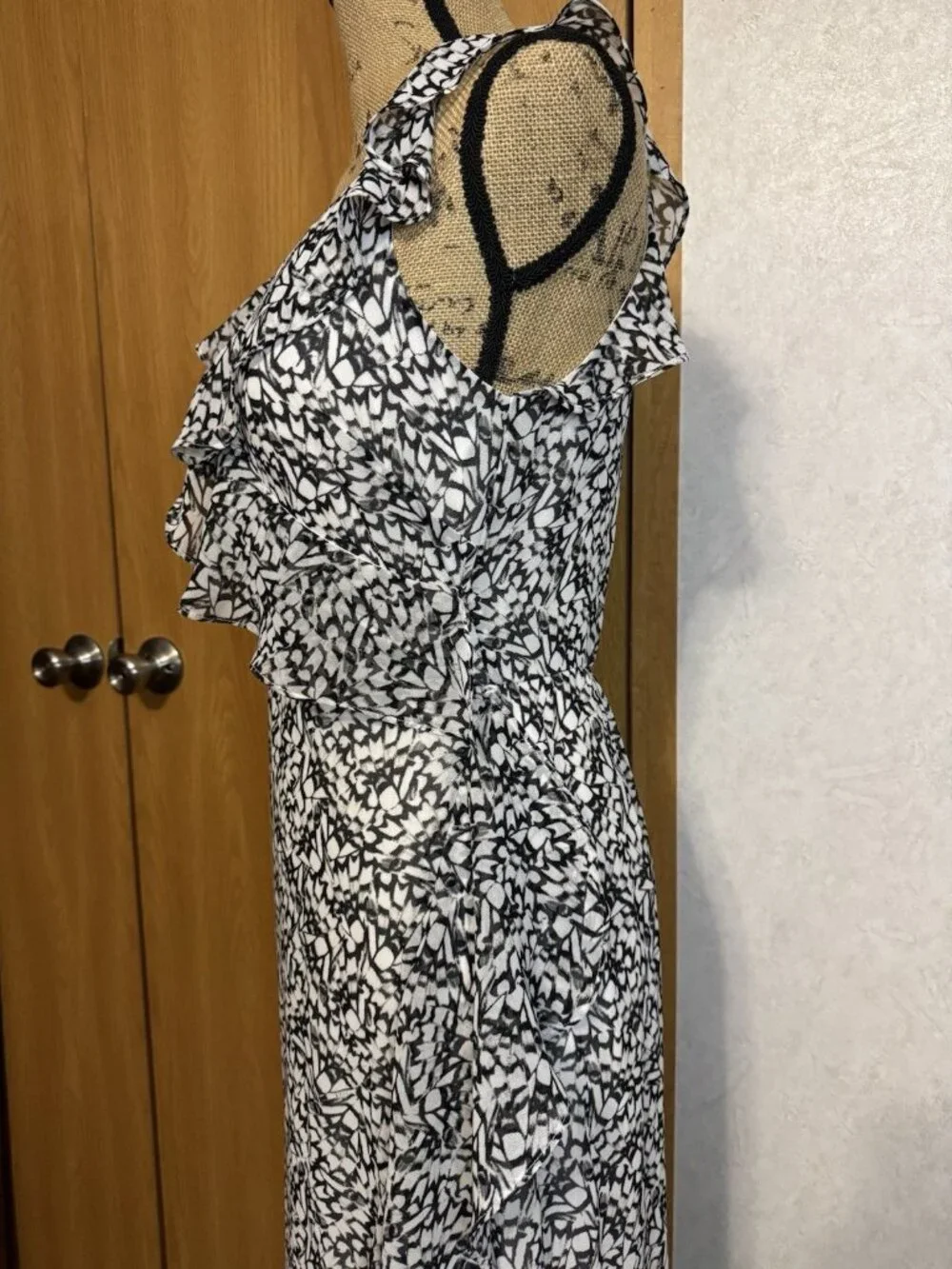 WHBM Women Black White Floral Faux Wrap Dress Ruffles SMALL Dainty Romantic READ - Picture 11 of 13
